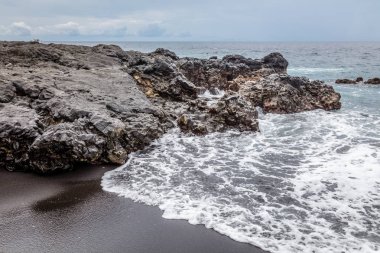 Siyah kum Beach deki Padangbai, Bali Adası, Endonezya volkanik kaya