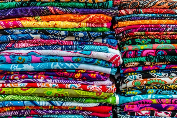 Renkli sarongs bir piyasada, Bali Adası, Endonezya