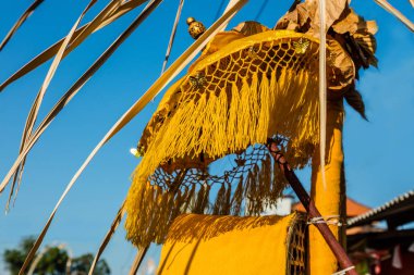 Galungan kutlama için Penjor kutup dekorasyonu, Bali Adası, Endonezya