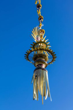 Galungan kutlama için Penjor kutup dekorasyonu, Bali Adası, Endonezya