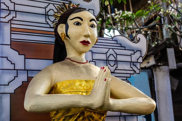 Estatua de una mujer cerca de la casa balinesa, isla de Bali, Indonesia — Foto de Stock