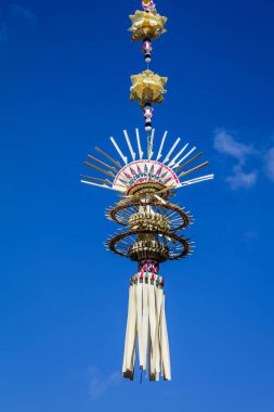 Galungan kutlama için Penjor kutup dekorasyonu, Bali Adası, Endonezya