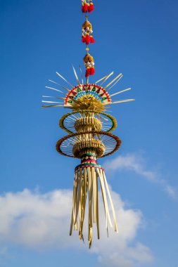 Galungan kutlama için Penjor kutup dekorasyonu, Bali Adası, Endonezya