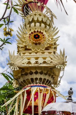 Galungan kutlama için Penjor kutup dekorasyonu, Bali Adası, Endonezya