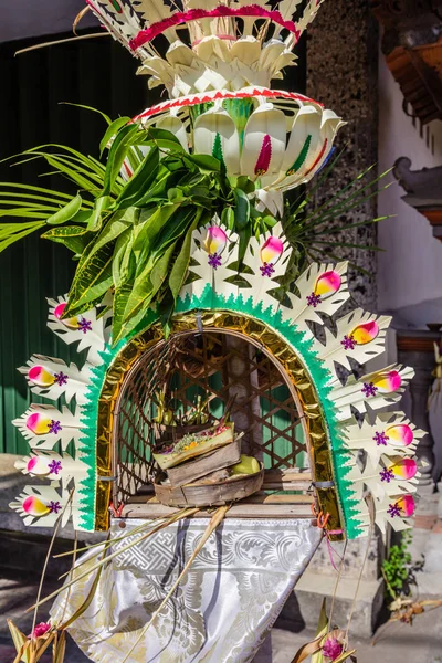 Canang sari en un poste de Penjor para la celebración de Galungan, Isla de Bali, Indonesia — Foto de Stock