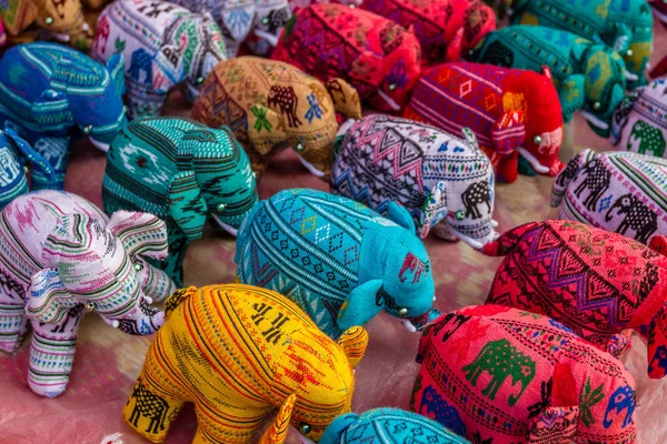 Souvenir Stoffelefanten auf einem Nachtmarkt in Luang Prabang, Laos — Stockfoto