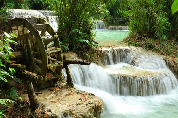 Waterwheel and cascades of Kuang Si  Waterfalls, Luang Prabang, Laos — Stock Photo, Image