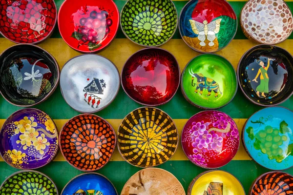 Souvenir-Lackschalen auf einem Nachtmarkt in Luang Prabang, Laos — Stockfoto