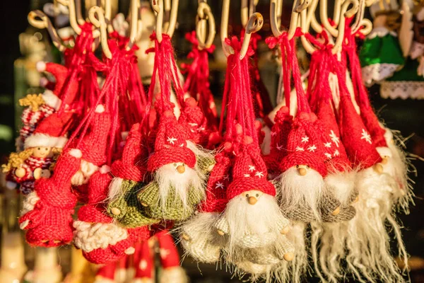 Beeldjes van de kerst op kerst bazaar, Wenen, Oostenrijk — Stockfoto