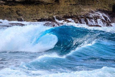 Günbatımı noktası Sandy Bay, Nusa Lembongan, Endonezya kumsalda dalgaları