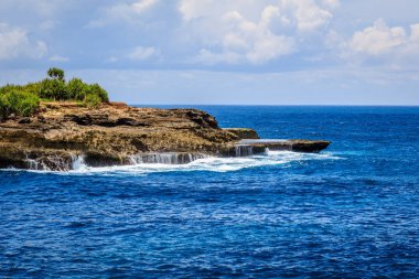 Günbatımı noktası Sandy Bay, Nusa Lembongan, Endonezya kumsalda üzerinden görüntülemek