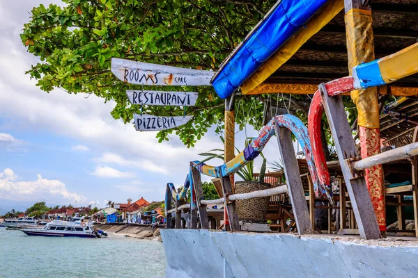 Eski geleneksel Endonezya longtail tekneler Küpeşte Nusa, Lembongan, Endonezya gibi ayakları ile plaj Cafe