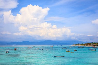 Nusa Lembongan, Endonezya kumsalda yakınındaki ahşap tekneler