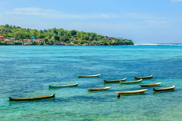 Nusa Lembongan, Endonezya kumsalda yakınındaki ahşap tekneler