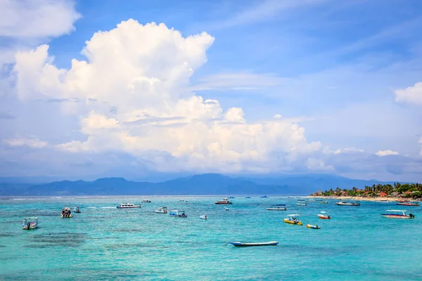 Barcos de madeira perto da praia em Nusa Lembongan, Indonésia — Fotografia de Stock