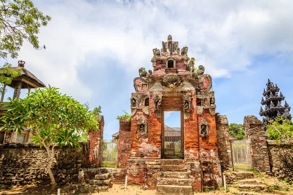 Porta di un vecchio tempio, Nusa Lembongan, Indonesia — Foto Stock