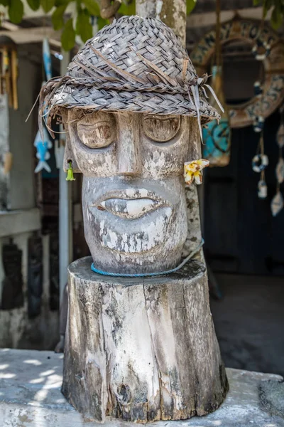 Estatua de madera tallada cerca de una casa local, Nusa Lembongan, Indonesia — Foto de Stock