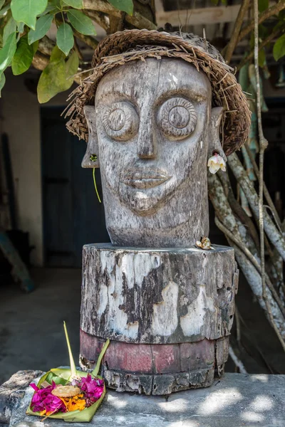 Estatua de madera tallada cerca de una casa local, Nusa Lembongan, Indonesia — Foto de Stock