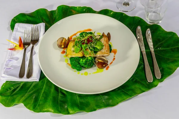 Filete de mahi-mahi y almejas con brócoli, cebolla coloreada con jugo de remolacha, perejil y brotes de frijol — Foto de Stock