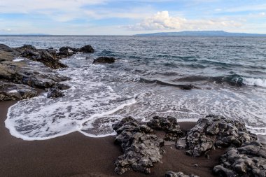 Padangbai, Bali Adası, Endonezya volkanik kayalarda ile siyah kum plaj