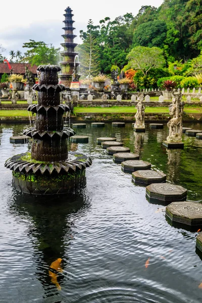 Fontes em Tirta Gangga Water Palace, Bali Island, Indonésia — Fotografia de Stock
