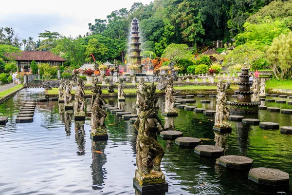 Fontes em Tirta Gangga Water Palace, Bali Island, Indonésia — Fotografia de Stock