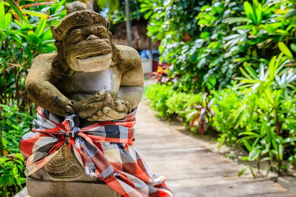 Estatua de guardia en sarong a cuadros, Nusa Lembongan, Indonesia — Foto de Stock