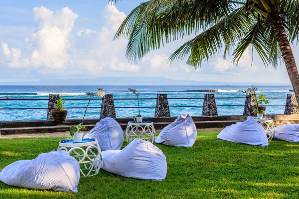 Hochzeitsempfang am Meer bei Sonnenuntergang - Sitzsäcke für Gäste und Rattantische — Stockfoto