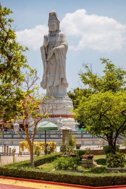 Çin Tanrıça of Mercy Kuang Im Chapel yakınındaki Kwai Nehri, Kanchanaburi, Tayland heykeli. Dikey görüntü.