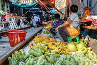 Tren parçaları, Samut Songkhram Eyaleti, Tayland satış sebze ve Meyve satıcıları ünlü Maeklong demiryolu de Pazar