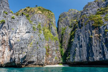 Okyanusun Phi Phi Islands, Krabi il, Tayland etrafında kireçtaşı kayalıklarla