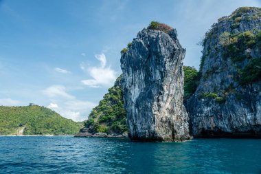 Okyanusun Phi Phi Islands, Krabi il, Tayland etrafında kireçtaşı kayalıklarla