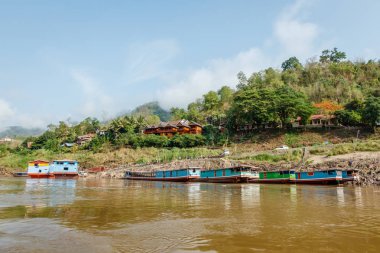 Kuzey Laos Pakbeng town yakınındaki Mekong Nehri üzerinde yavaş tekne. 