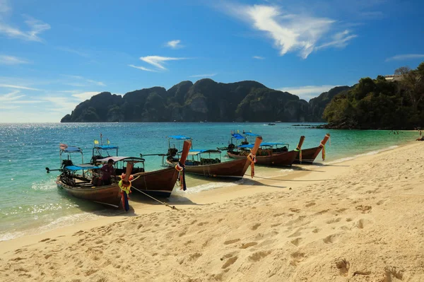 Uzun kuyruk tekne üzerinde bir plaj, Ko Phi Phi Don, Phi Phi Islands, Tayland
