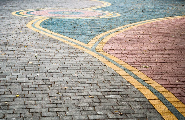装飾の色石のブロックと舗装道路 — ストック写真