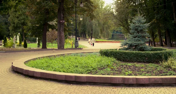 As pessoas andam em um parque de cidade — Fotografia de Stock