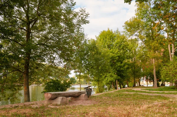 Bancos de resto no Parque de cidade em um contexto de lago — Fotografia de Stock