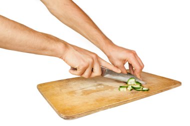 Mutfak bıçağı tahtada salatalık keser