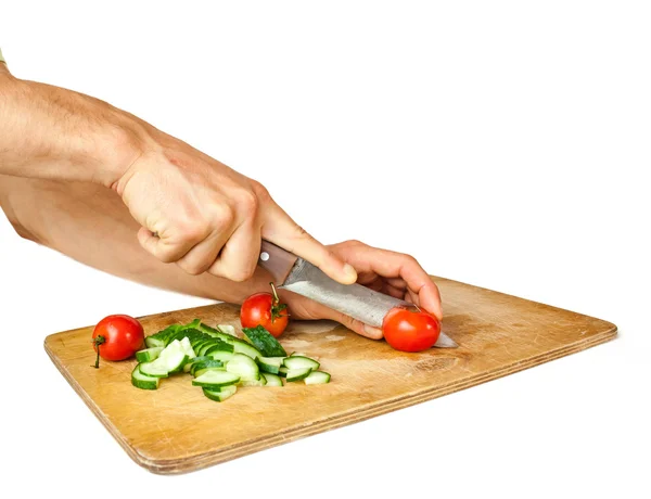 手は、白い背景で隔離のサラダのための野菜をカット — ストック写真
