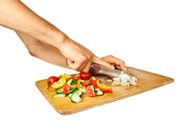 Handgeschnittenes Gemüse für Salat isoliert auf weißem Hintergrund — Stockfoto