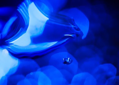 Mavi bir damla su. Soyut arkaplan