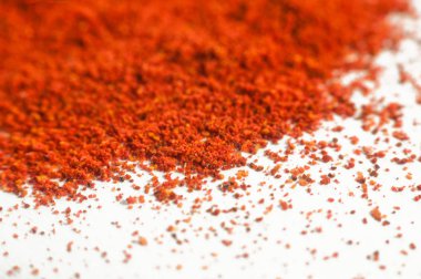 Beyaz arka plan portre üzerinde dağınık kırmızı biber