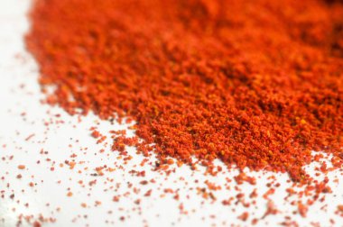 Beyaz arka plan portre üzerinde dağınık kırmızı biber