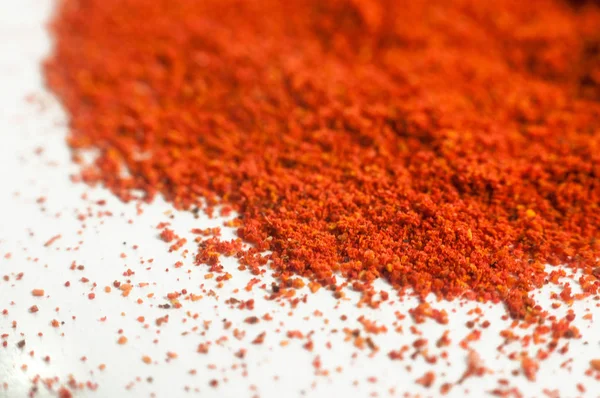 Beyaz arka plan portre üzerinde dağınık kırmızı biber