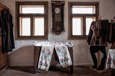 Ukrayna'nın kırsal yaşamın Ulusal Müzesi'nde Vintage iç odası