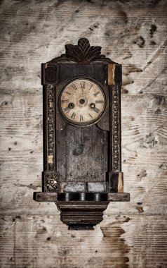 Ahşap duvarda asılı duvar saati