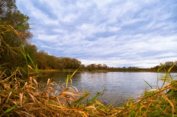 Le paysage pittoresque du lac et de la forêt en automne — Photo