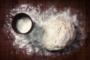 Natürmort yoğrulur ekmek ve süt bir kupa