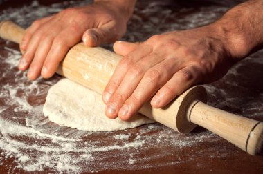 Erkek pişirme için çalışırken hamur eller