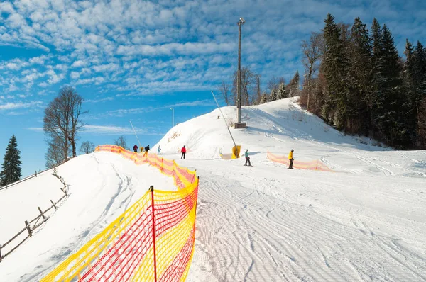 Skipiste im Skigebiet Bukovel in den Karpaten — Stockfoto